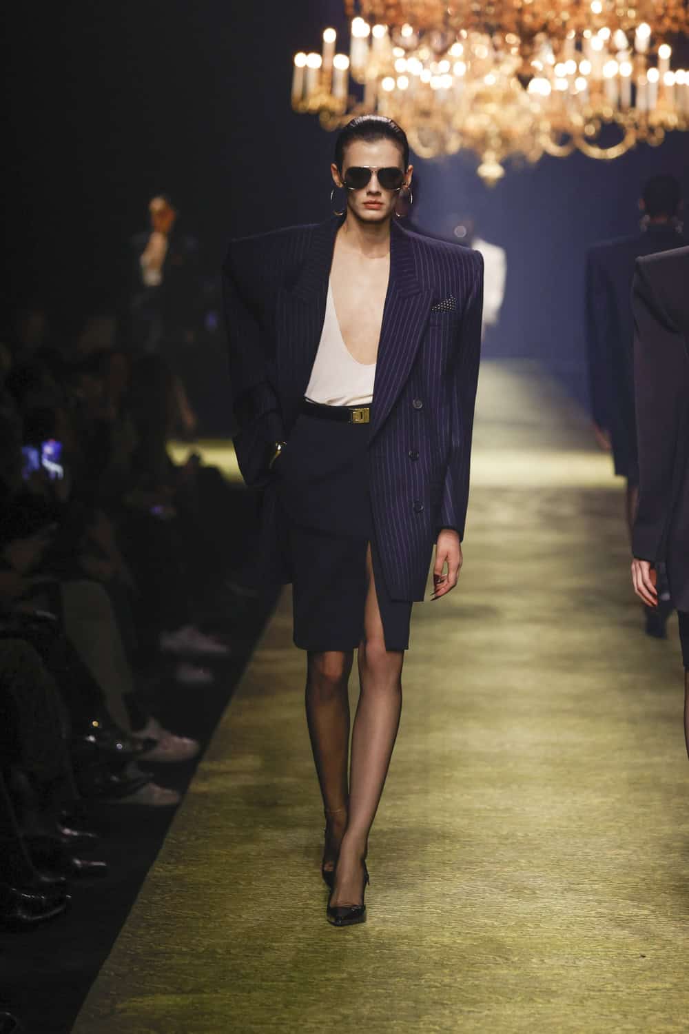 SAINT-LAURENT_WINTER23-WOMEN_RUNWAY-FRONT_03_HR.jpg (1000×1500)