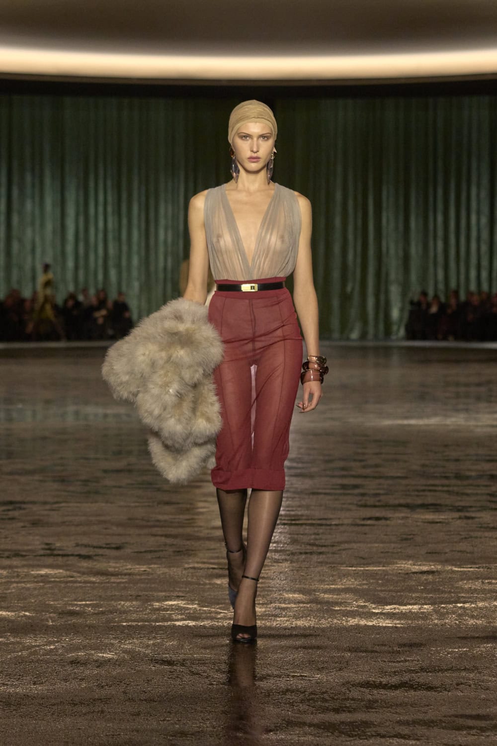 SAINT-LAURENT_FASHION_SHOW_WOMAN_WINTER24_RUNWAY_26_HR.jpg (1000×1500)