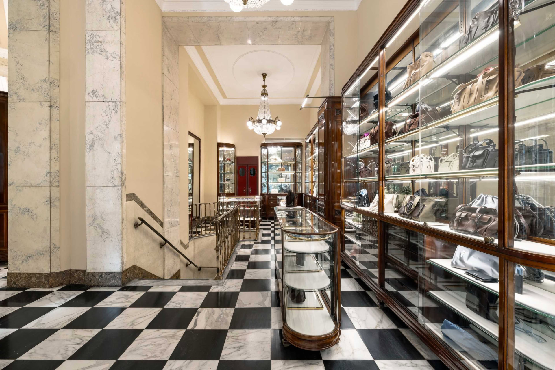 Prada-Donna_Prada-Galleria-Vittorio-Emanuele-II.jpg (1920×1281)