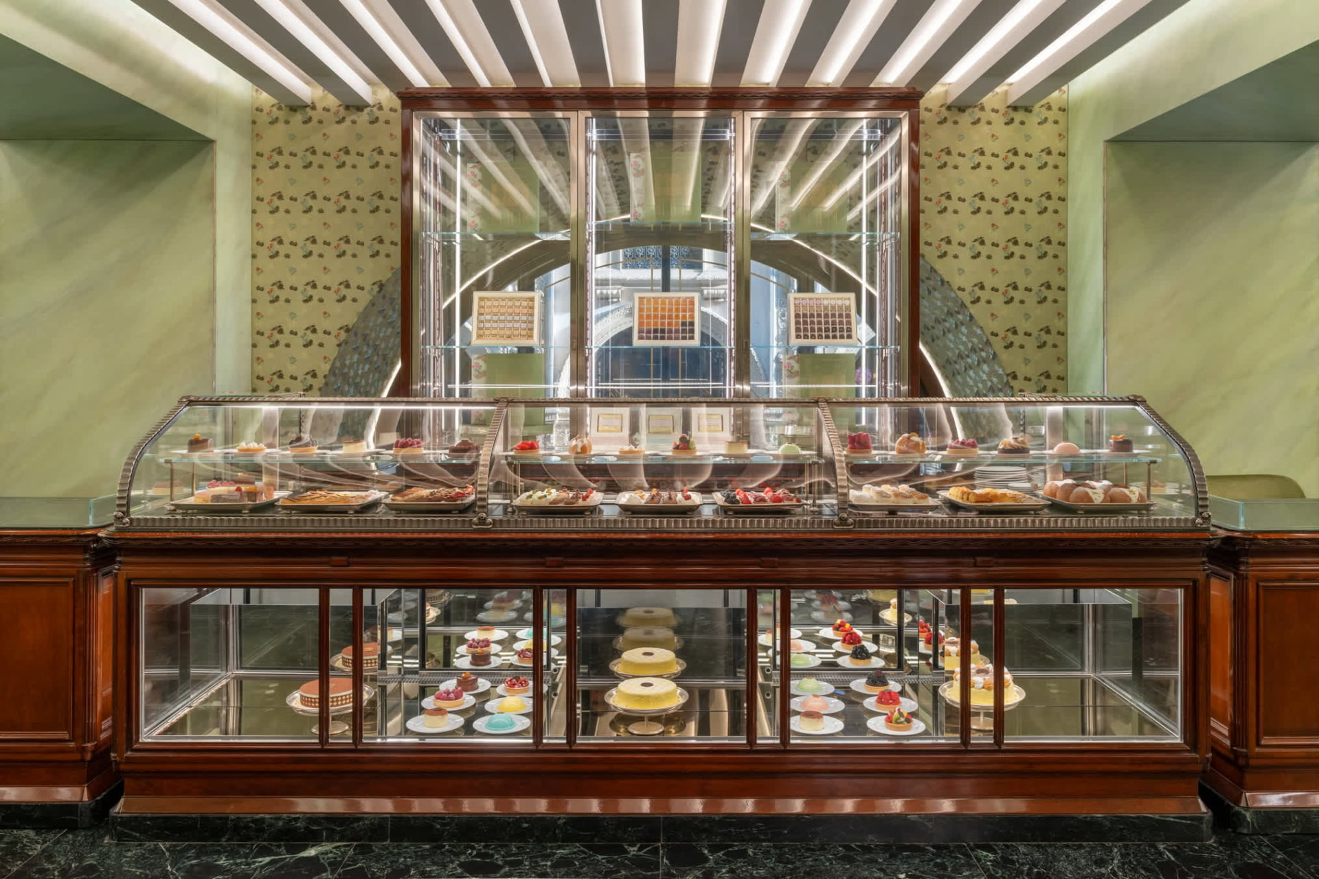 Marchesi-1824_Prada-Galleria-Vittorio-Emanuele-II.jpg (1920×1280)