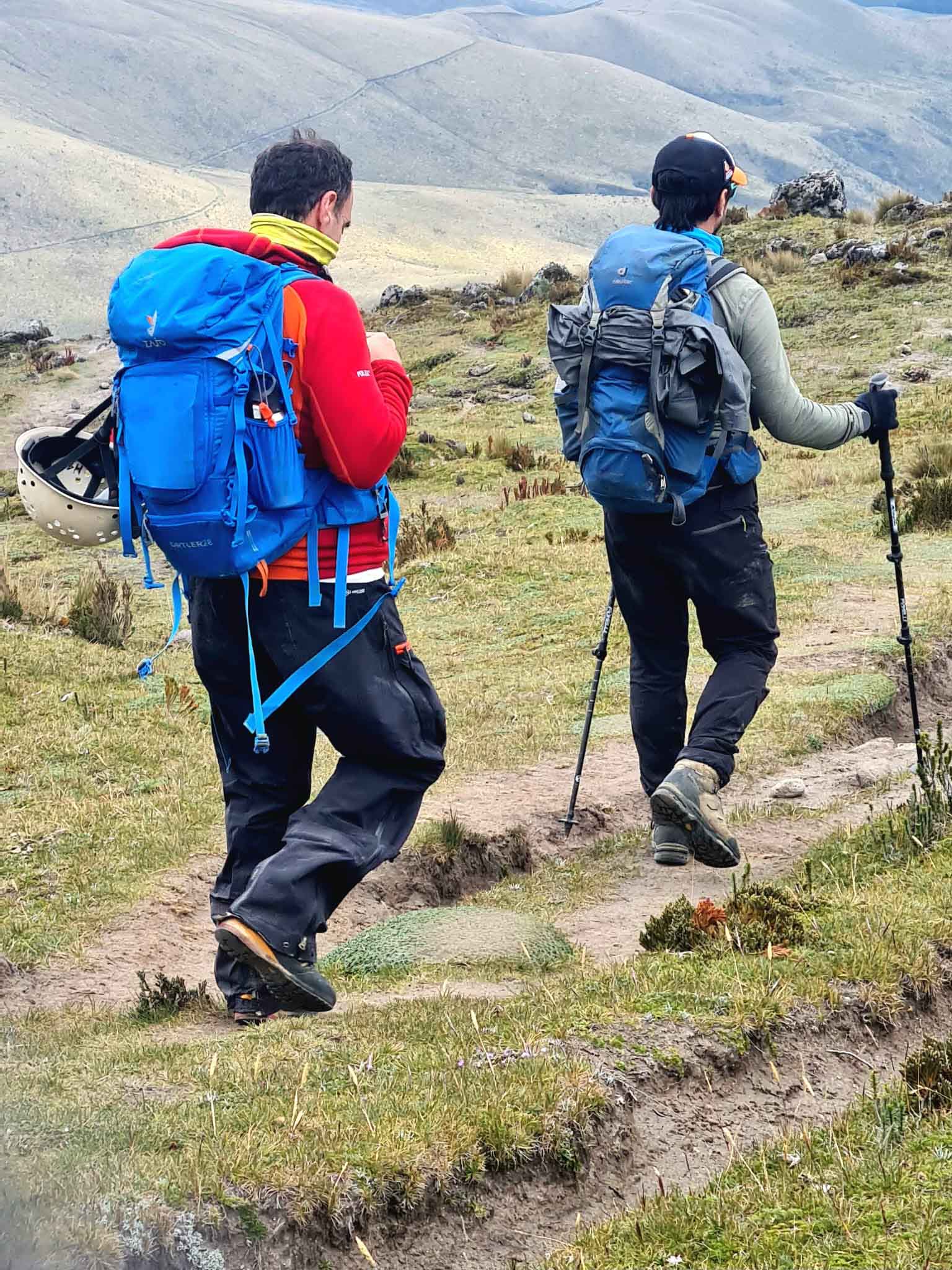 שני אנשים מטיילים באקוודור