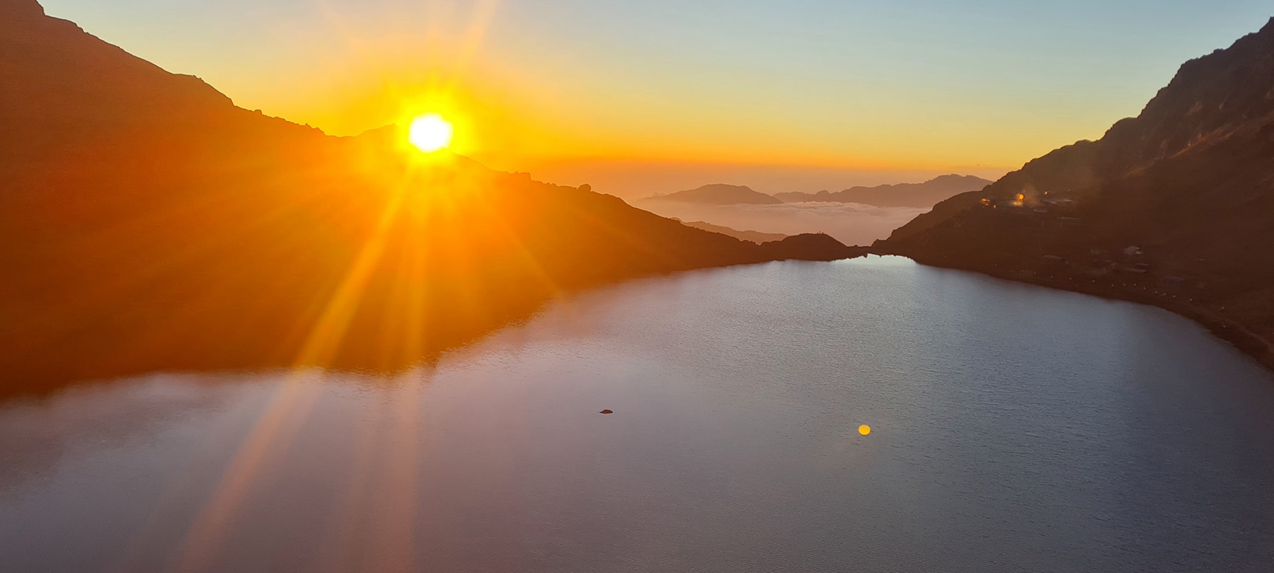 שקיעה באגם בנפאל