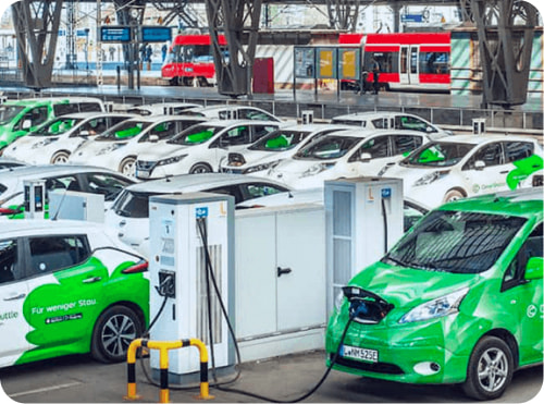 mehrere grüne Elektro-Fahrzeuge