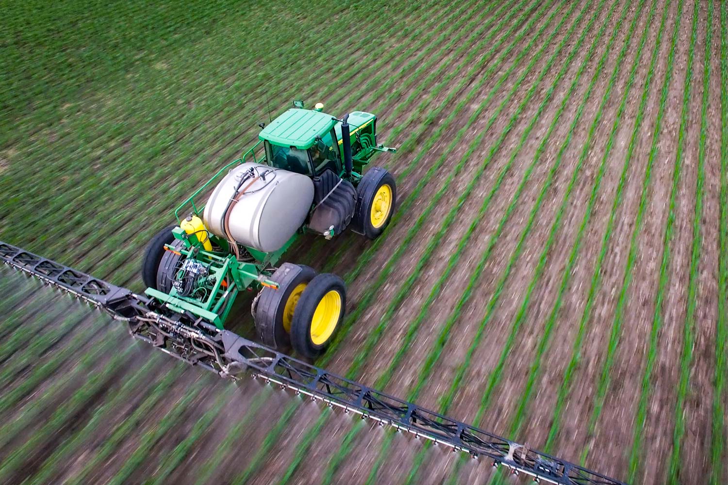 A John Deere 4920 sprayer with 380/90R46 duals on the rear only