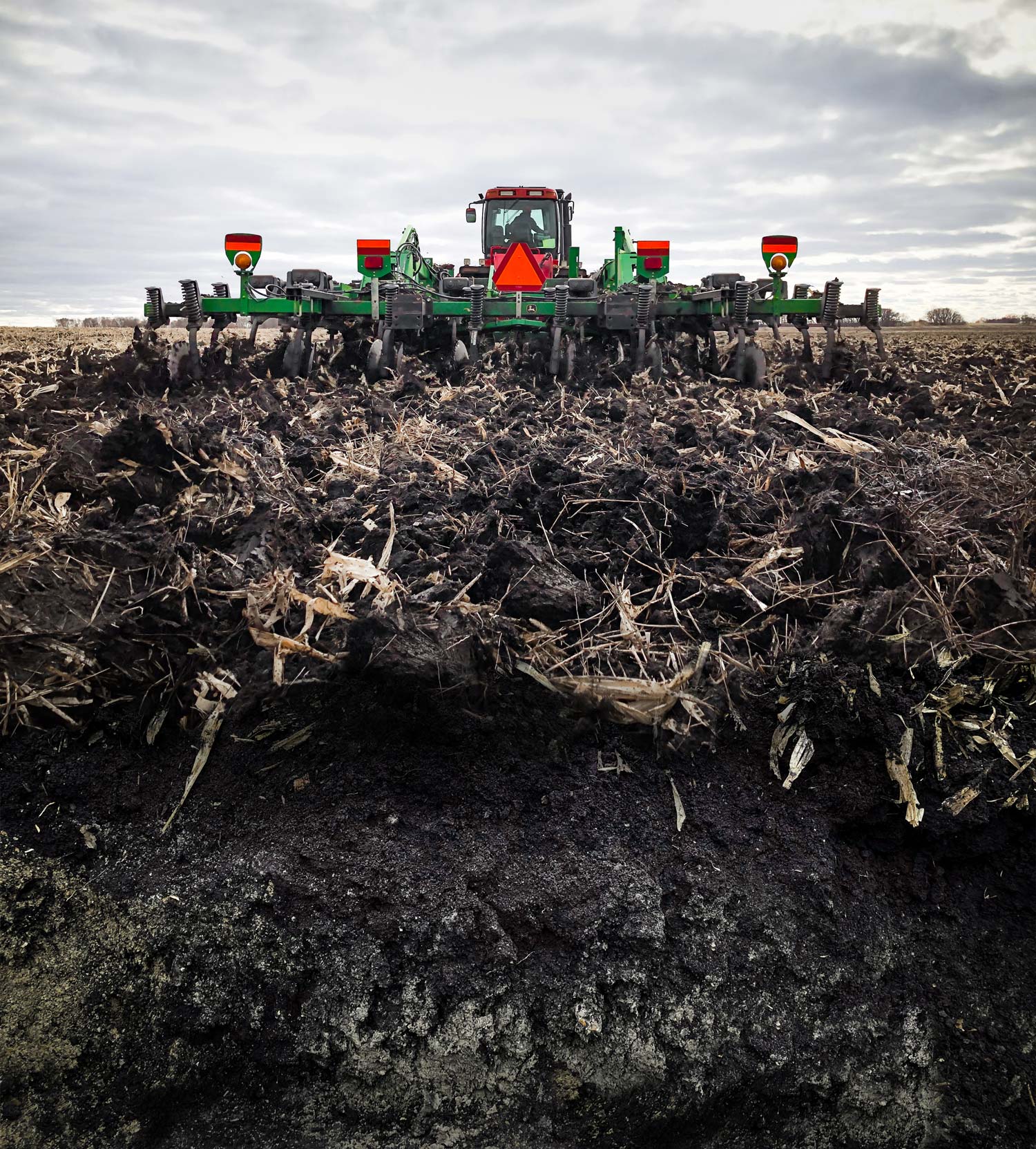 Case IH QuadTrac pulling a John Deere 2700 ripper