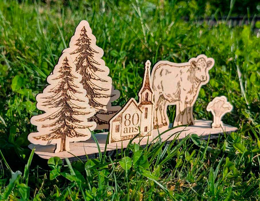 cadeau original anniversaire en volume avec une vache, des sapins, thème campagne en bois