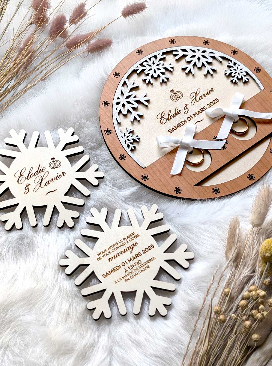 invitation de mariage en forme de flocon et porte-alliances ruban en bois fabriqués en Savoie