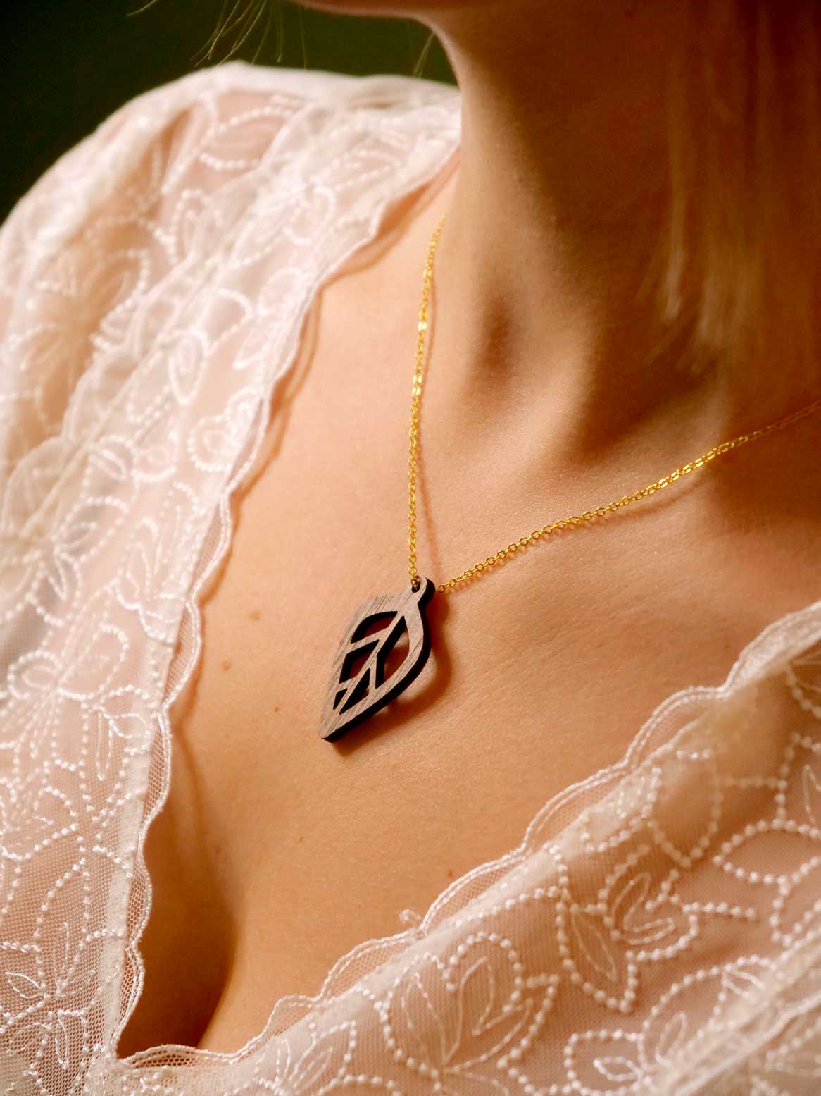 Collier forme de feuille en bois