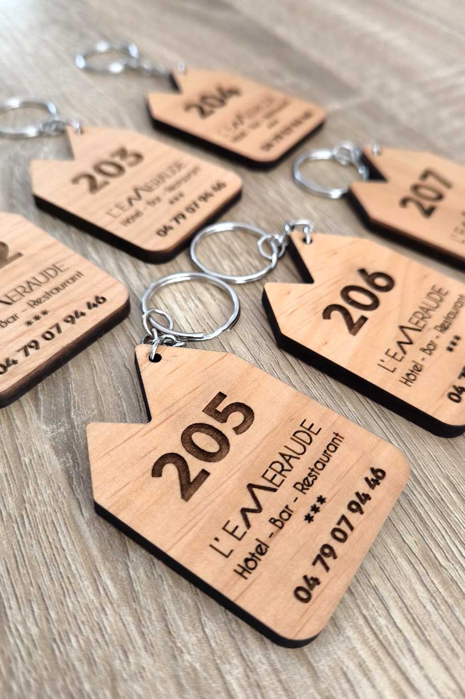 porte-clé en bois Savoie, fabrication artisanale sur-mesure pour un hôtel dans les Alpes