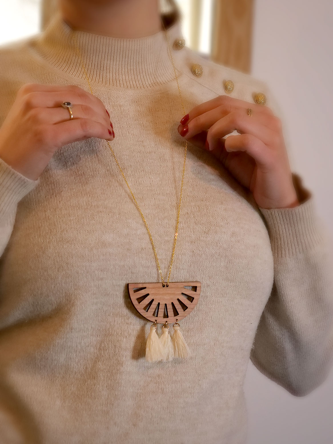 Collier long modèle “Rainbow” type sautoir en bois de cerisier.