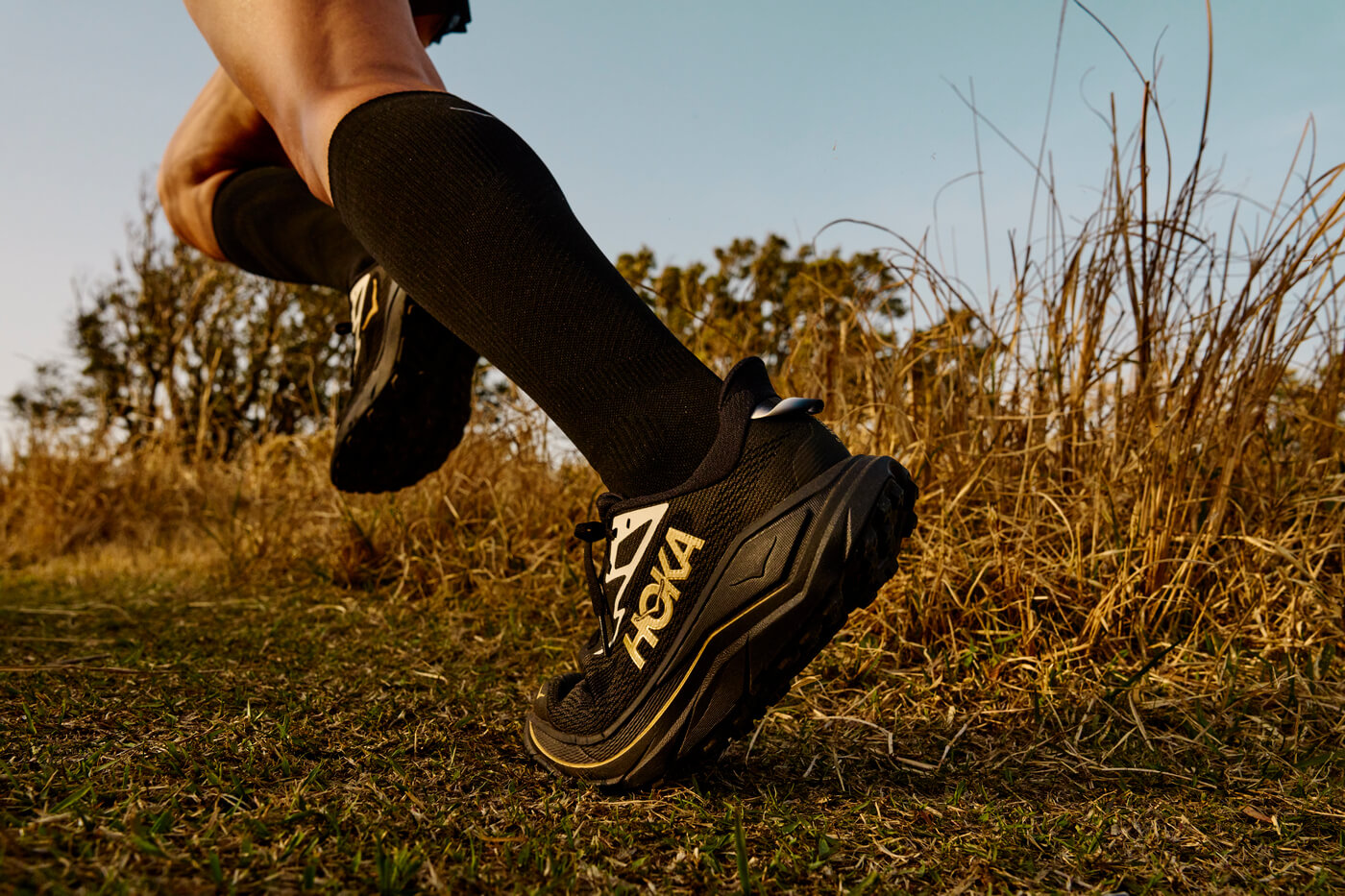 HOKA Challenger 8 - Black/Gold - 1168716-BKGD