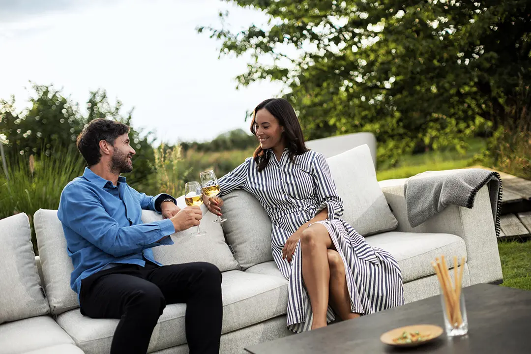 EGO Lounge-Set Sofa im Garten, genutzt für ein entspanntes Zusammensitzen bei Getränken.