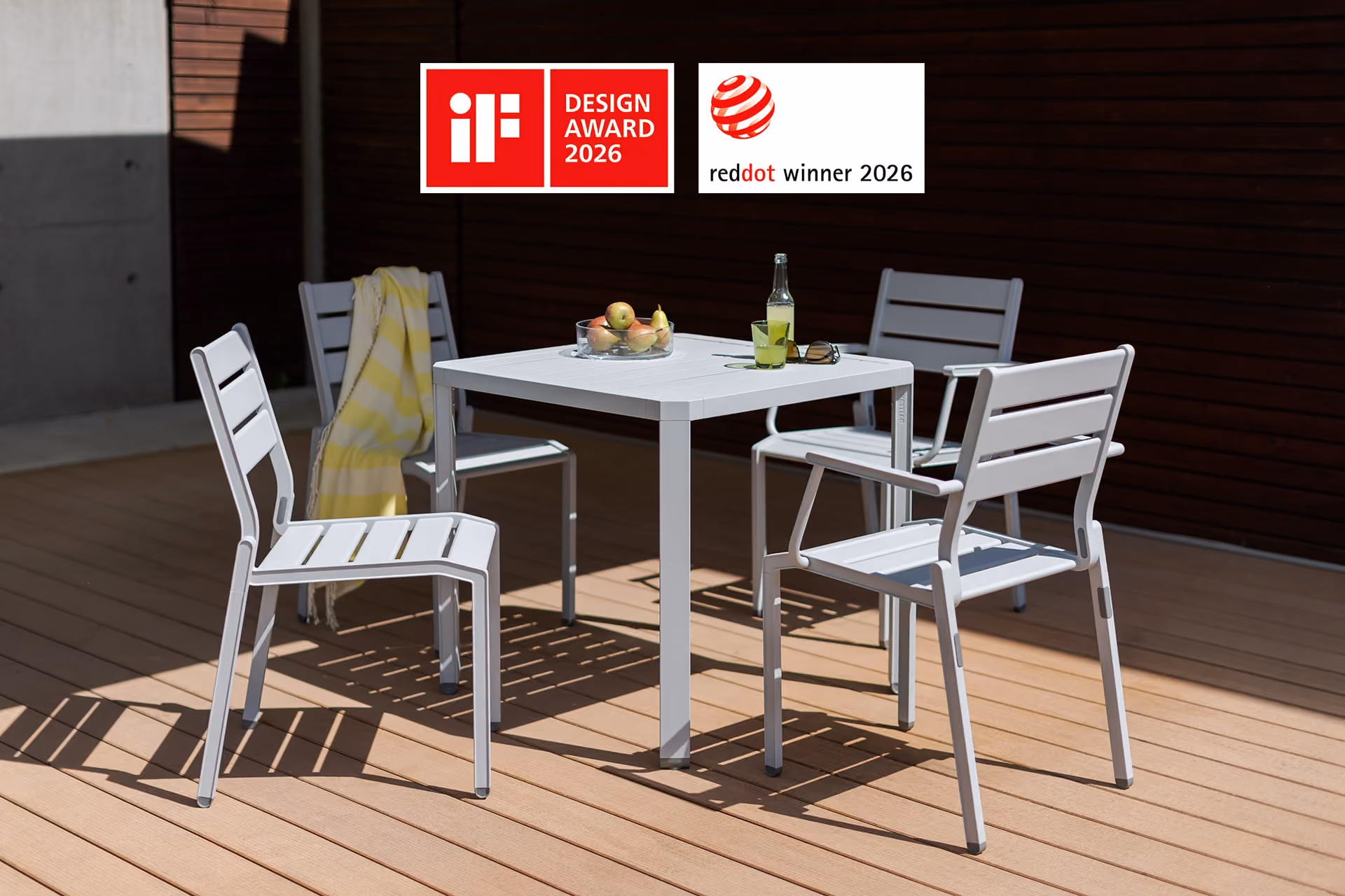 Gartenmöbel der Serie LATITUDE auf einer Terrasse, ergänzt durch iF Design Award 2026 und Red Dot Winner 2026 Logos.