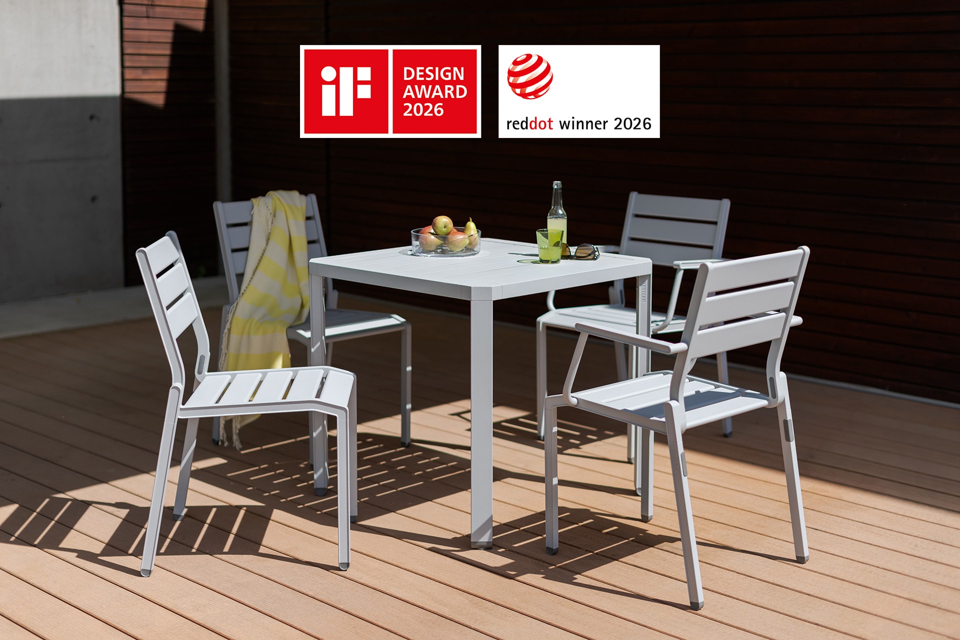 Gartenmöbel der Serie LATITUDE auf einer Terrasse, ergänzt durch iF Design Award 2026 und Red Dot Winner 2026 Logos.