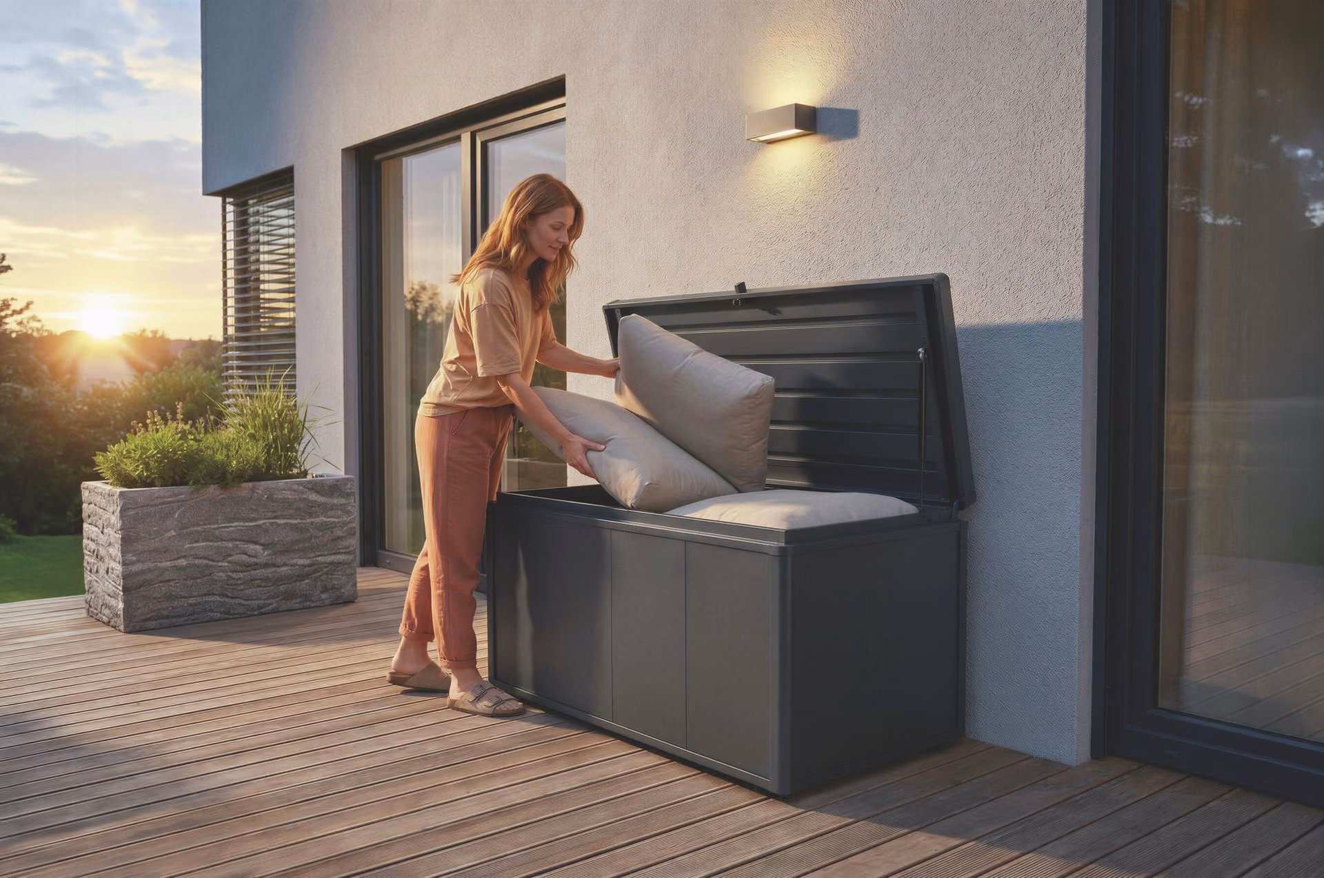 KETTCASE Kissenbox anthrazit matt – Kissen werden auf der Terrasse verstaut