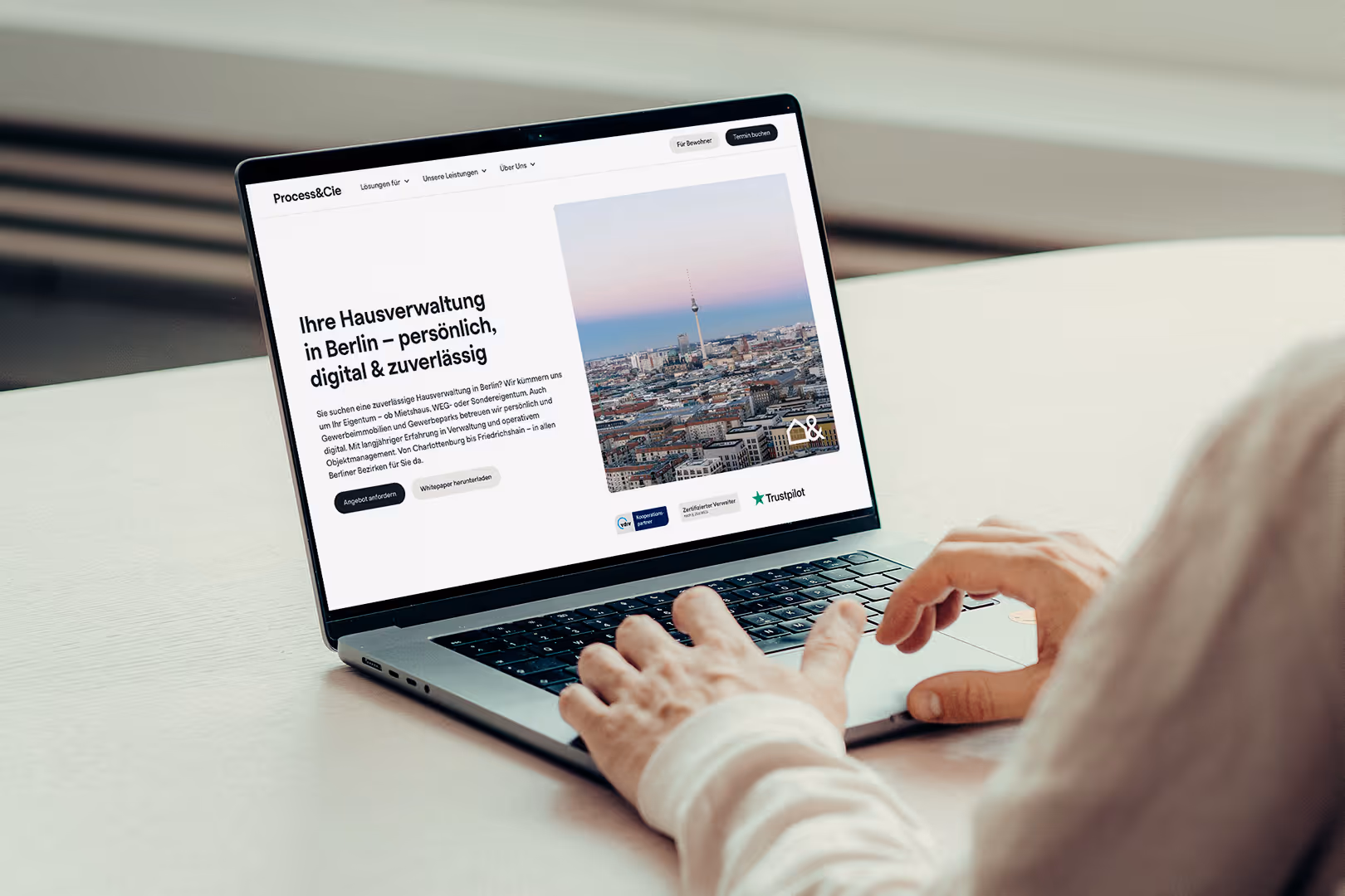 Webflow-Projekt Process & Cie – B2B-Website für Hausverwaltung auf Laptop-Screen