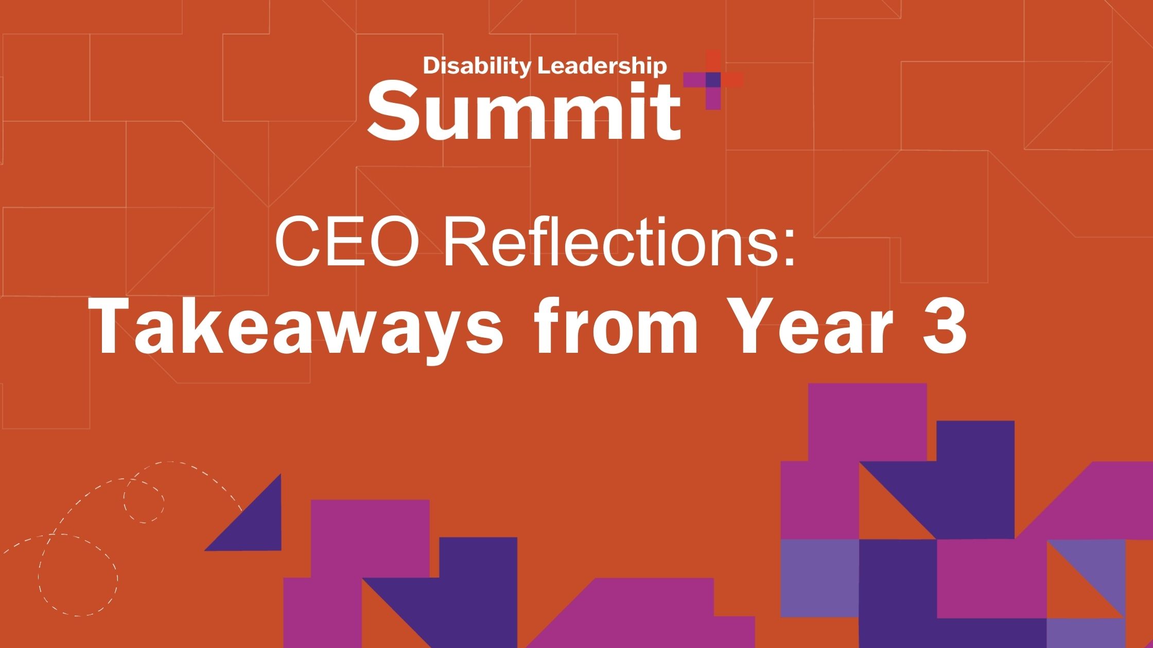 Emily sonríe en un frondoso entorno al aire libre. Es una mujer discapacitada de raza blanca, con el pelo castaño ondulado hasta los hombros, y lleva una blusa rosa y púrpura con detalles azules.