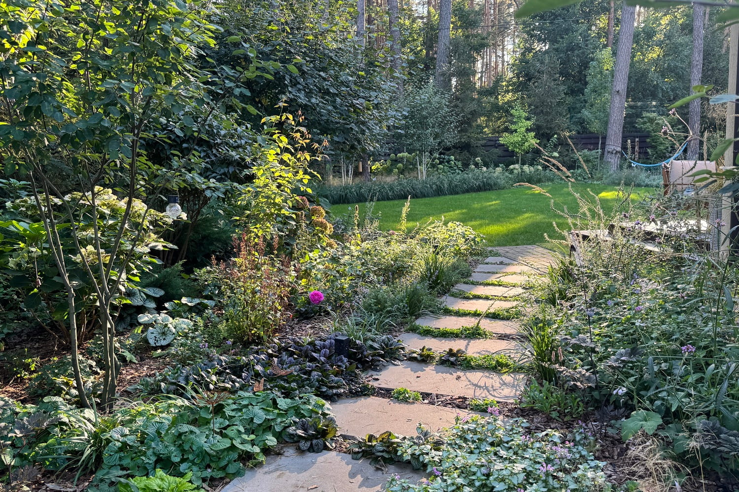 Террасная доска в современном ландшафтном дизайне в Киеве