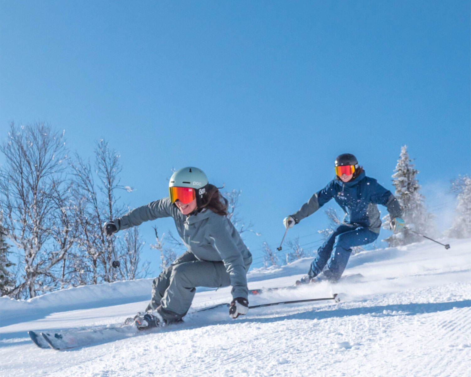 To mennesker som står på langrenn