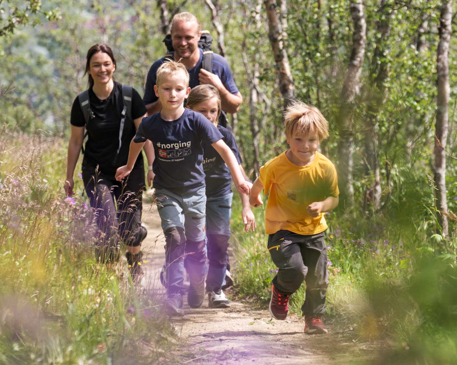 Tre mennesker som går opp på et fjell. Foto: Visit Geilo