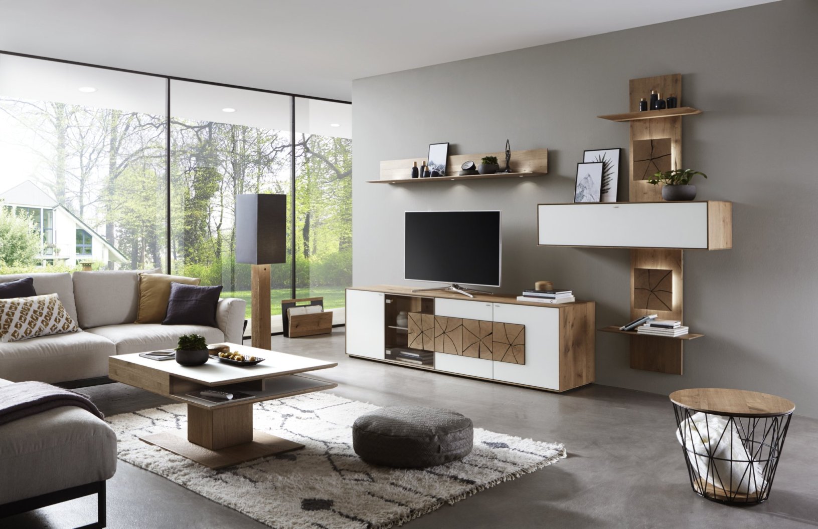 Wohnwand Modell Caya Wohnwand - Kerneiche massiv, Mattglas, Weiß mit Hirnholzscheiben