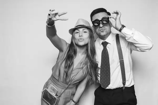 Invitados usando el fotomatón Selfriends en una boda divertida con photocall personalizado en Barcelona