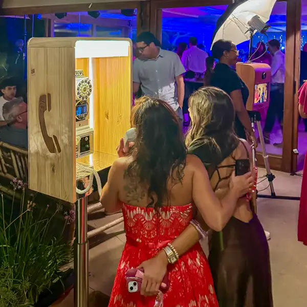 Invitados grabando mensajes en vídeo durante una boda