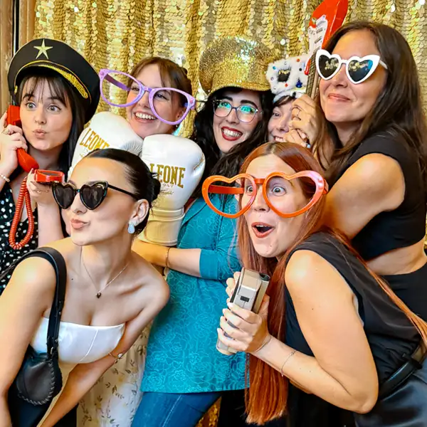 Personas diviertiéndose en un evento de empresa