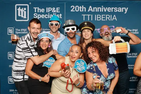 Grupo de empleados posando en el fotomatón Selfriends durante un evento corporativo en Barcelona