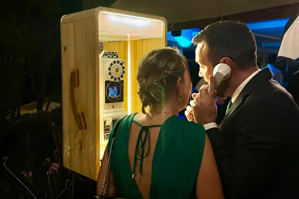 Invitados grabando un mensaje en el teléfono Selfriends Audio y Video Book durante una boda