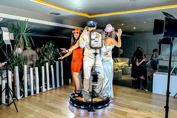 Invitados grabando vídeo en plataforma 360 Selfriends durante un evento en Barcelona