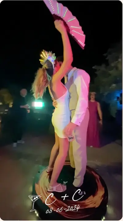 Novios celebrando en la plataforma de un videomatón 360 durante una boda en Barcelona con efecto de vídeo slow motion