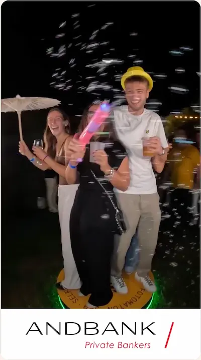 Evento corporativo en Barcelona con videomatón 360 personalizado para branding de marca y marketing experiencial