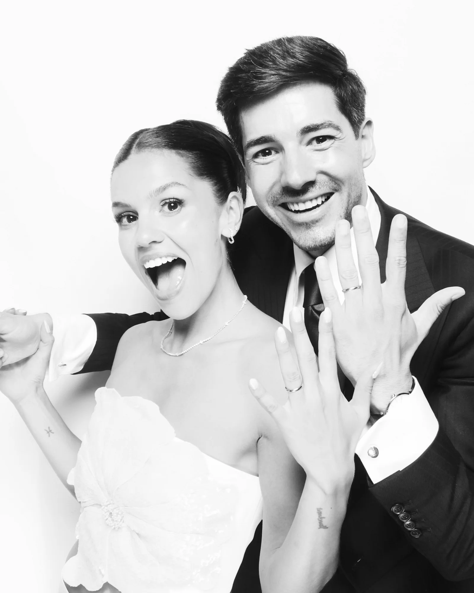 Novios retratados con estética editorial Glam Booth Selfriends