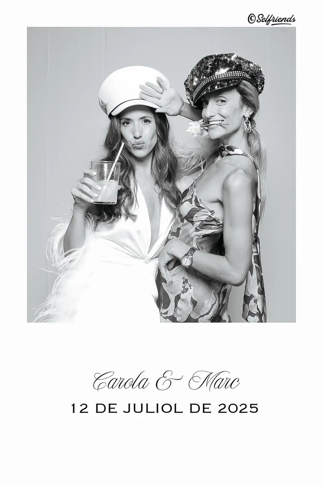 Invitados retratados en blanco y negro en una boda