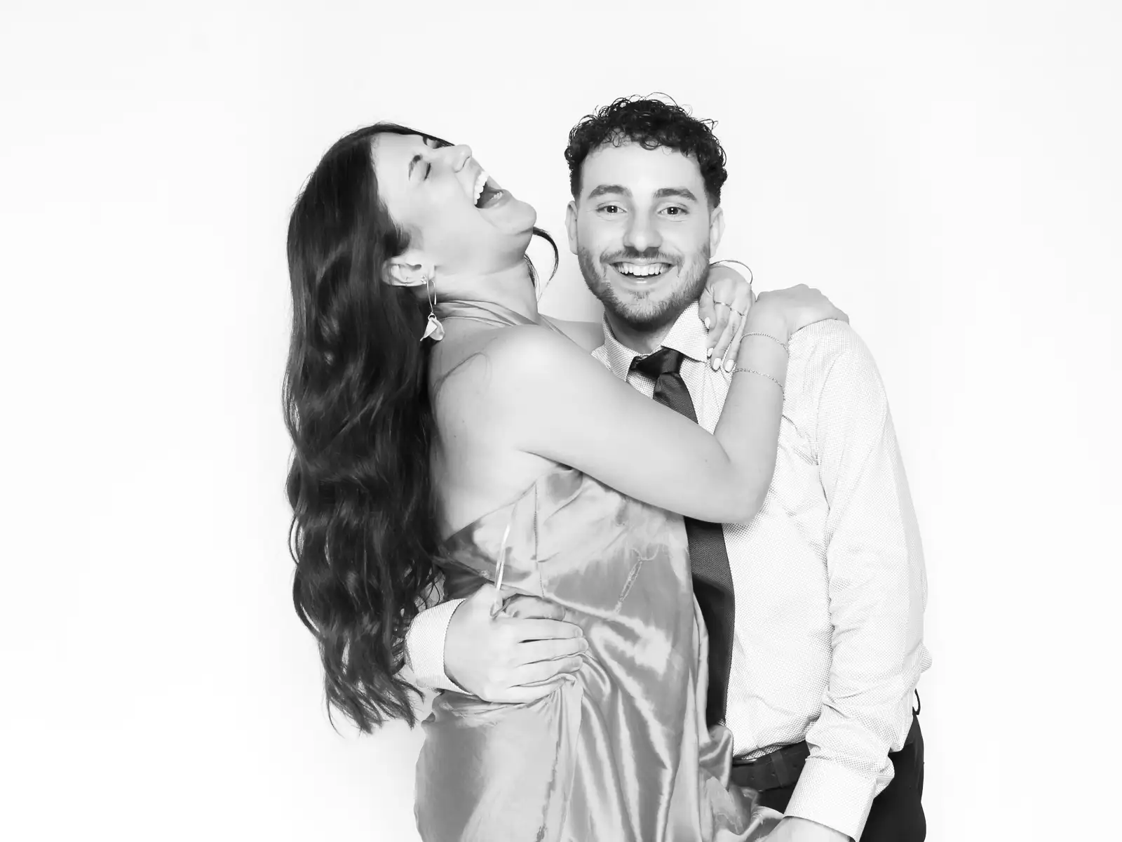 Novios fotografiados en blanco y negro durante su boda