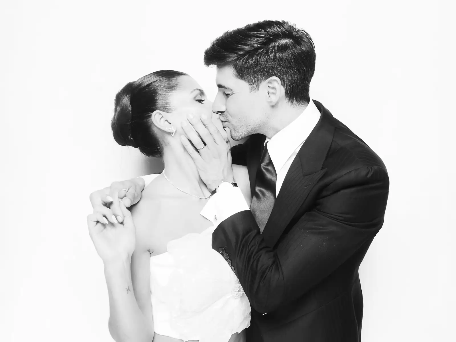Grupo de invitados fotografiado en Glam Booth