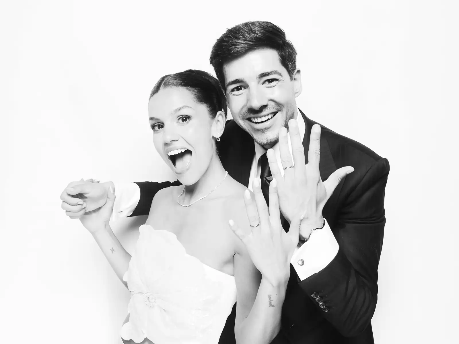 Novios posando en el Glam Booth de Selfriends