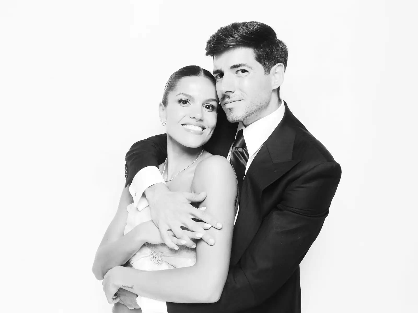 Invitados posando en blanco y negro durante una boda