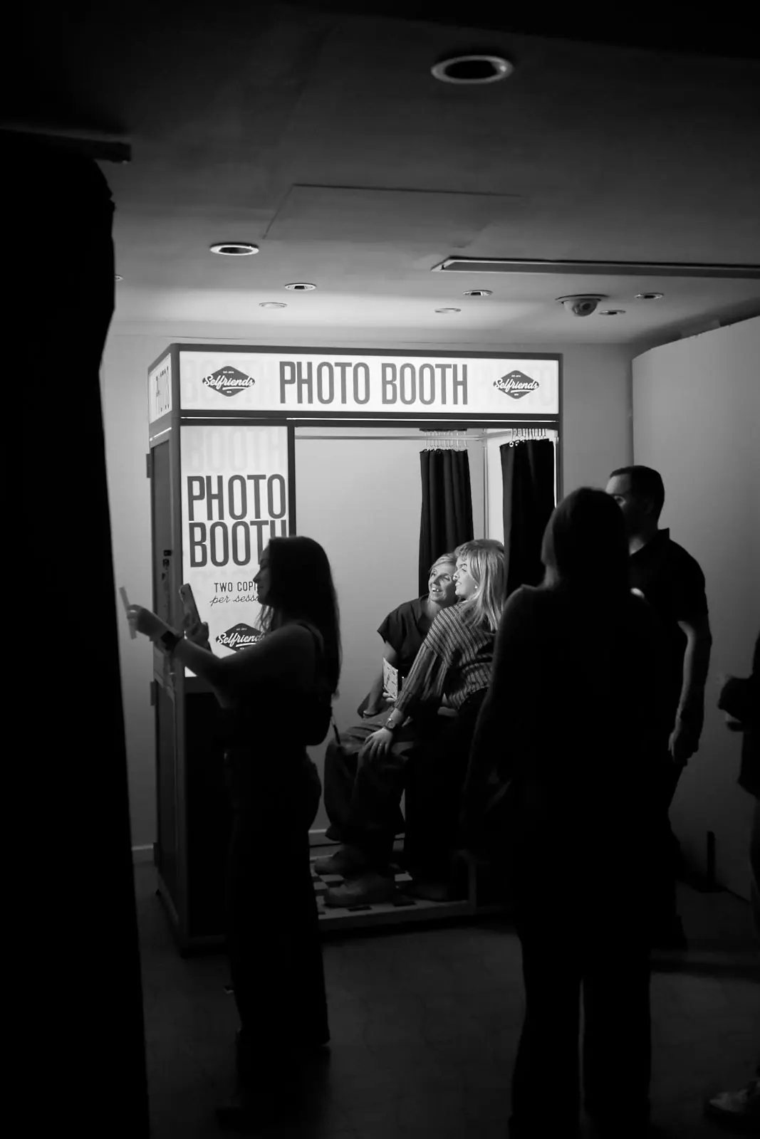 Vista frontal de la cabina fotomatón cerrada Classic Booth de Selfriends