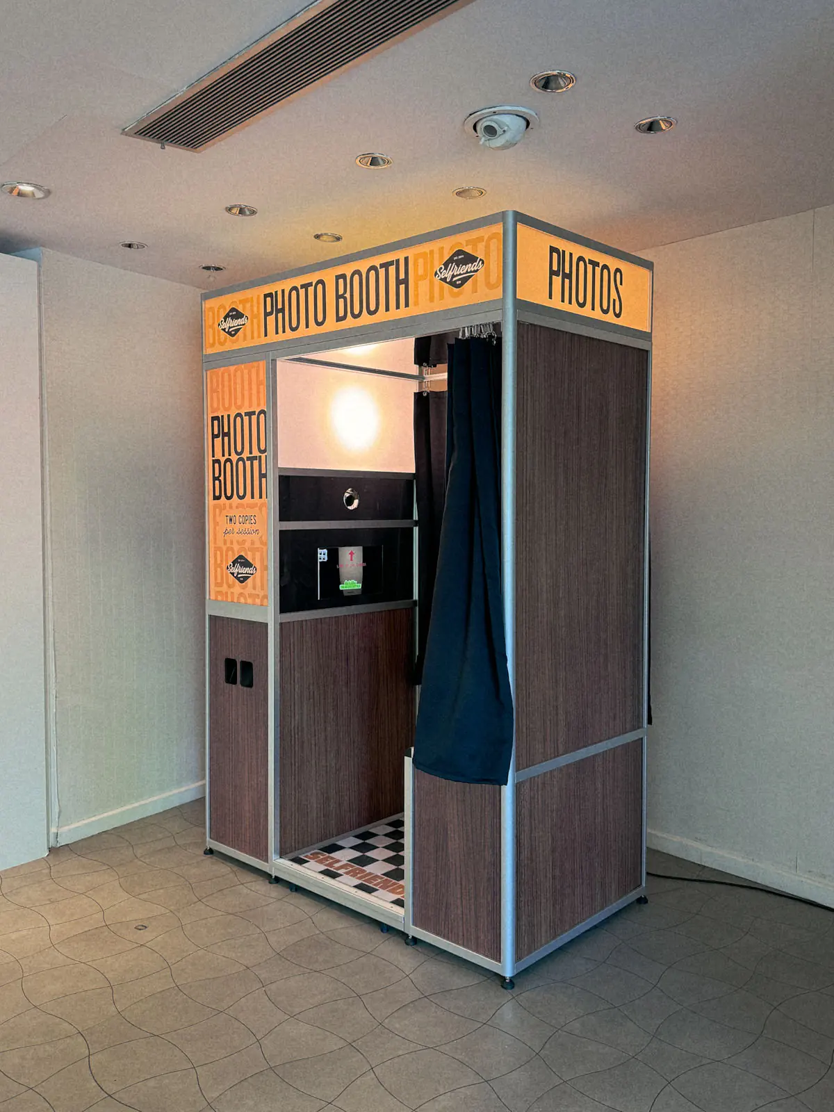 Participantes usando la Classic Booth durante The Lobby