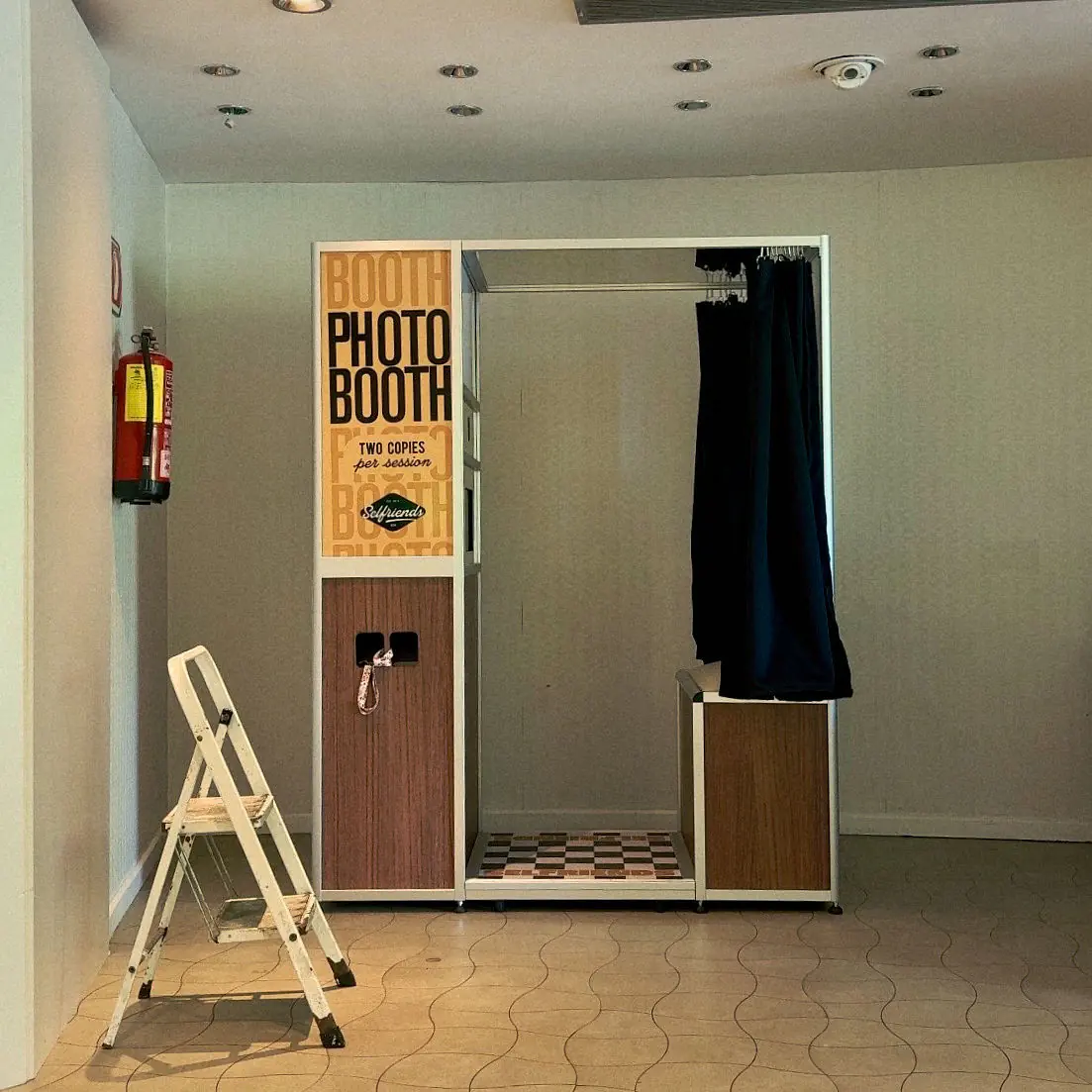 Dos miembros del equipo de Selfriends instalando el rótulo de la Classic Booth