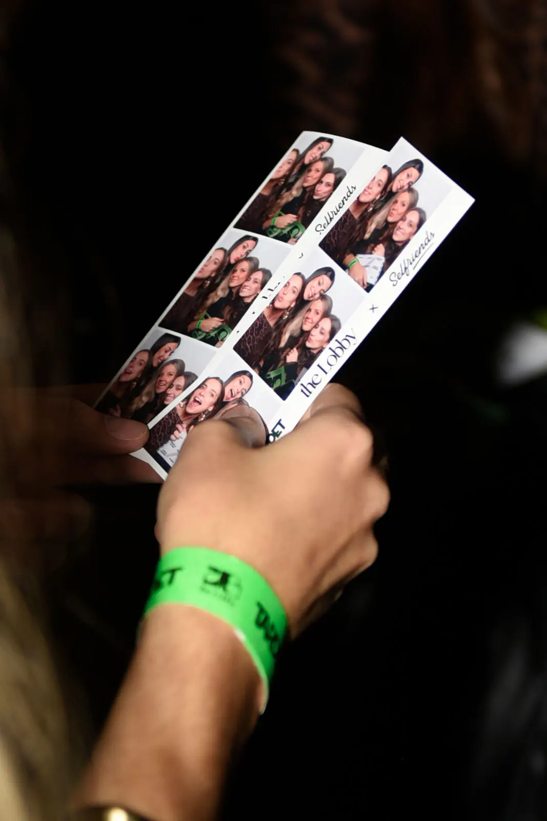 Primer plano de tiras fotográficas impresas personalizadas para The Lobby