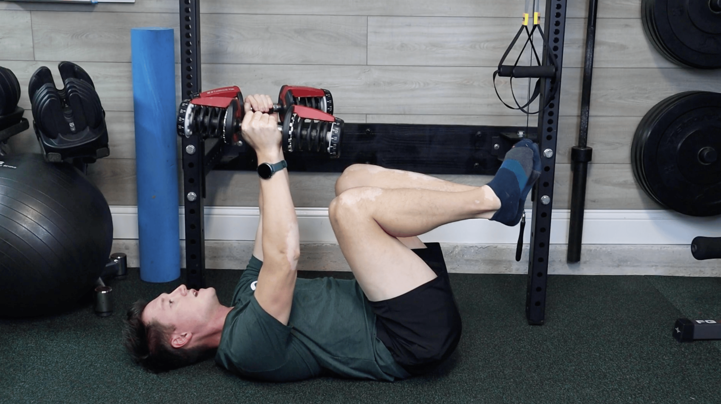 Man in the starting position for Dead Bug exercise