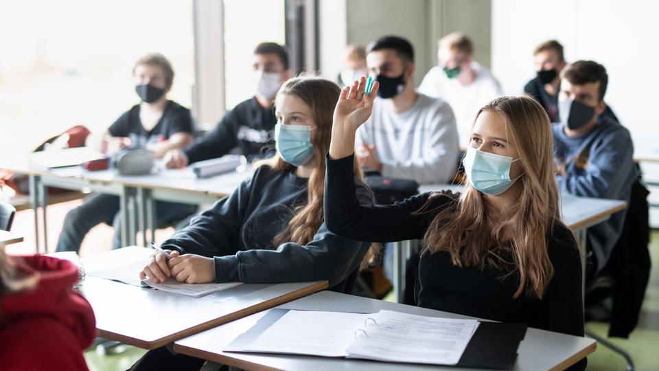 Symbolbild Schule und Corona zum Beitrag «Trotz Corona kein besonderes Schuljahr», Mai 2021
