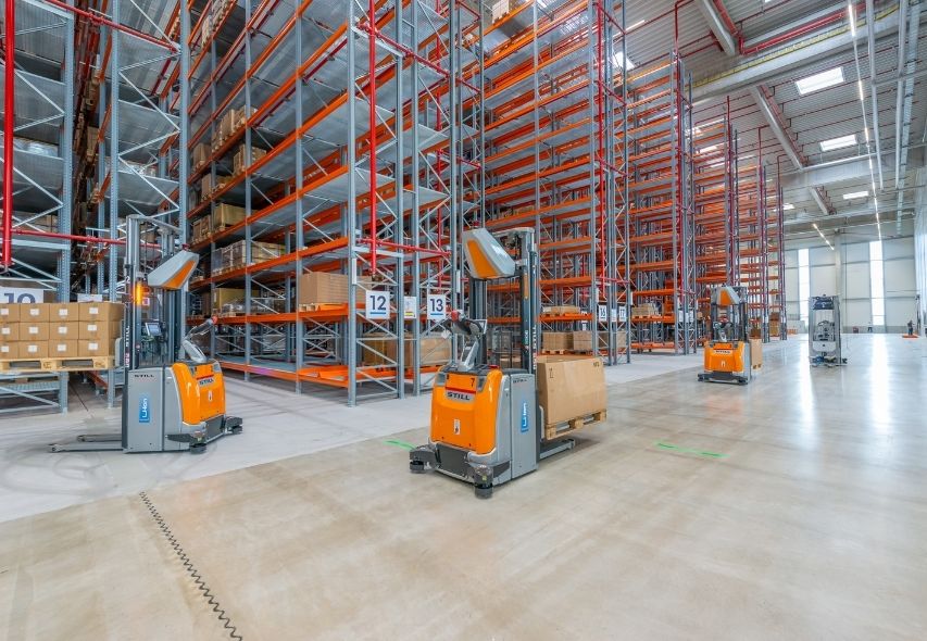 Reisser Schraubentechnik GmbH Logistikzentrum autonome Gabel-Hochubwagen.