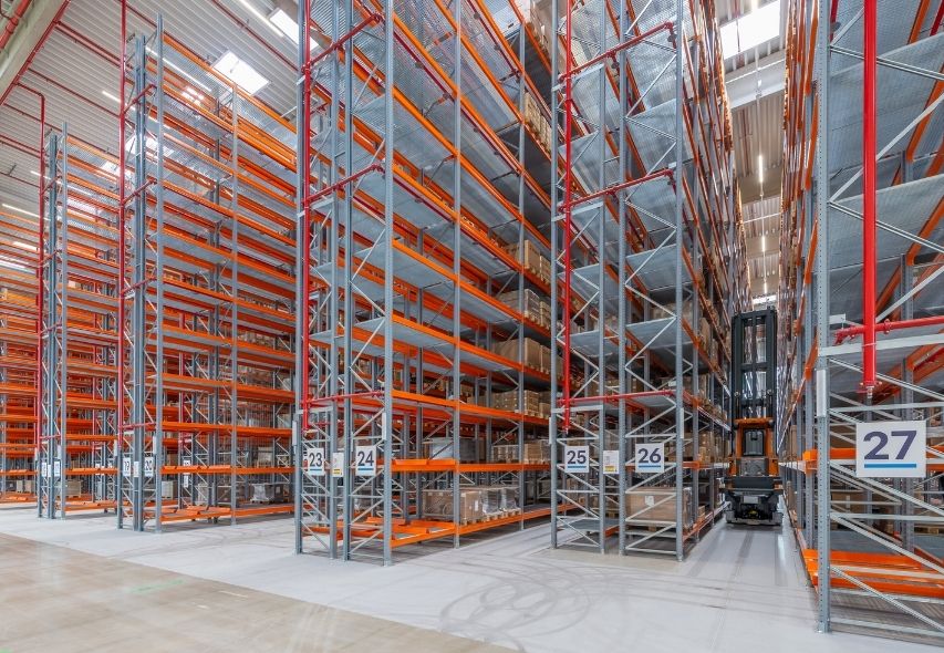 Reisser Schraubentechnik GmbH Logistikzentrum Schmalganglager mit autonomen Schmalgangstaplern.