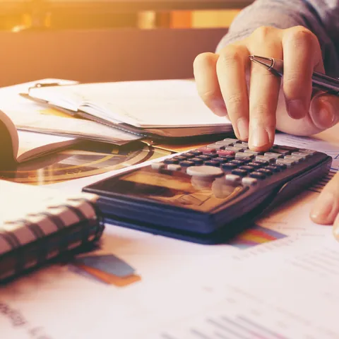 Woman calculating the original loan principal and payment amounts