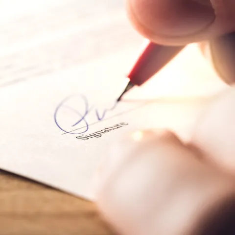 Borrower signing an unsecured installment loan agreement