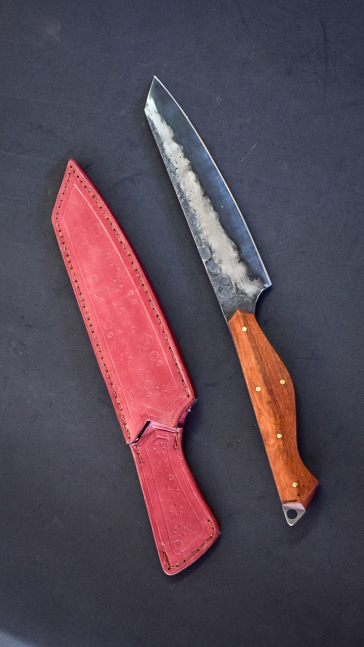 Sanmai Kiritsuke - $375, Handle: Hardwood "Quebracho Colorado" yand PSAI, (Poliestireno de Alto Impacto) Azul